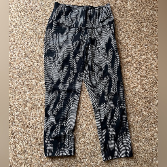 Nike Dri Fit Cropped Running Leggings Black White print size xs - Picture 1 of 4